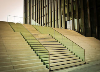 Jakie są zalety wizualne i funkcjonalne balustrad szklanych w domu? Jakie są zalety wizualne i funkcjonalne balustrad szklanych w domu?