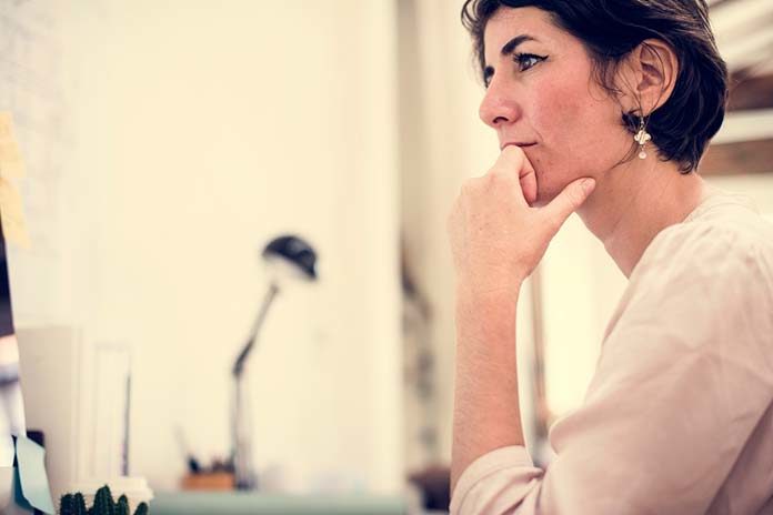 Eleganckie sukienki do pracy - na jakie dodatki warto postawić?