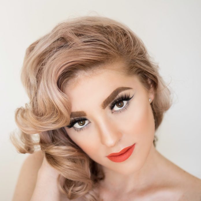 Jakie elementy ubioru ożywią stonowaną kobiecą stylizację?