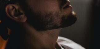 Jak zapobiegać łysieniu zarostu i co zrobić, jeśli już się pojawi