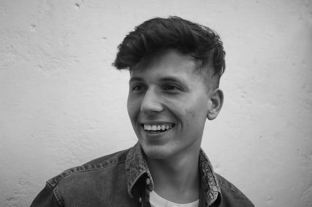 jorge-salvador-Dhy91JnndcE-unsplash Jakie suplementy diety pomagają utrzymać zdrowie jamy ustnej u mężczyzn