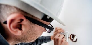 Jak zamontować gniazdo zapalniczki?