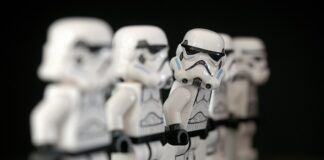 Gdzie policjant trzyma broń?