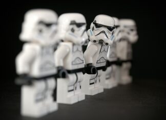 Gdzie policjant trzyma broń?