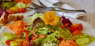 Czy pod sweter ubiera się podkoszulek?