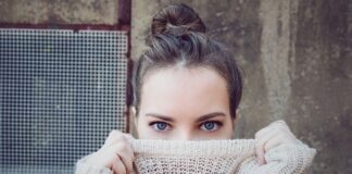 Do czego nosić sweter w serek?